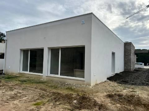 Moradia contemporânea V4 em condomínio fechado a 5 minutos da cidade de Leiria