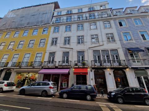 Apartamento T3 na Rua dos Fanqueiros, com vista para o Castelo de São Jorge