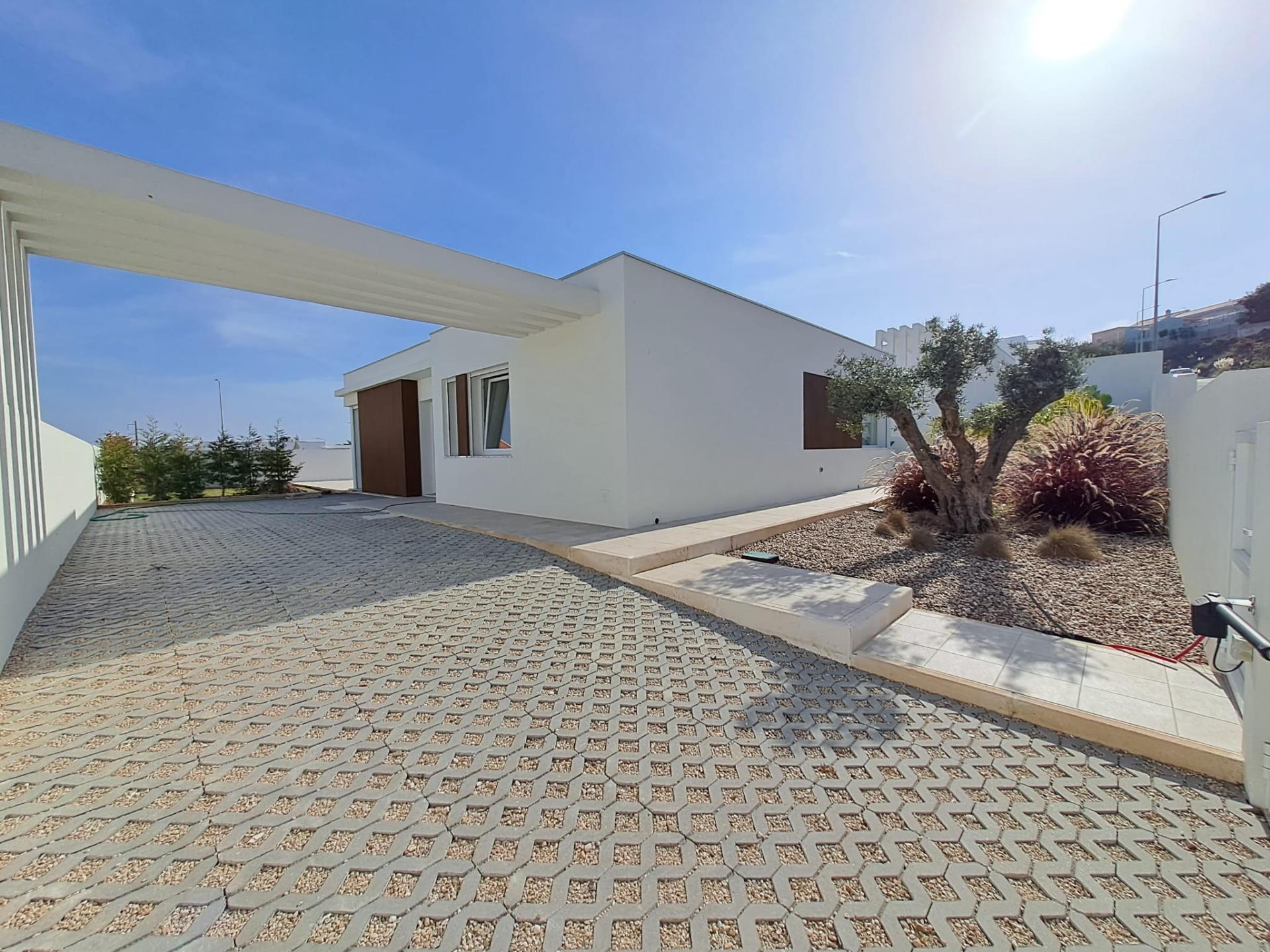 Moradia T3 independente com piscina na Lourinhã