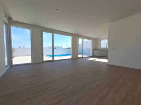 Moradia T3 independente com piscina na Lourinhã