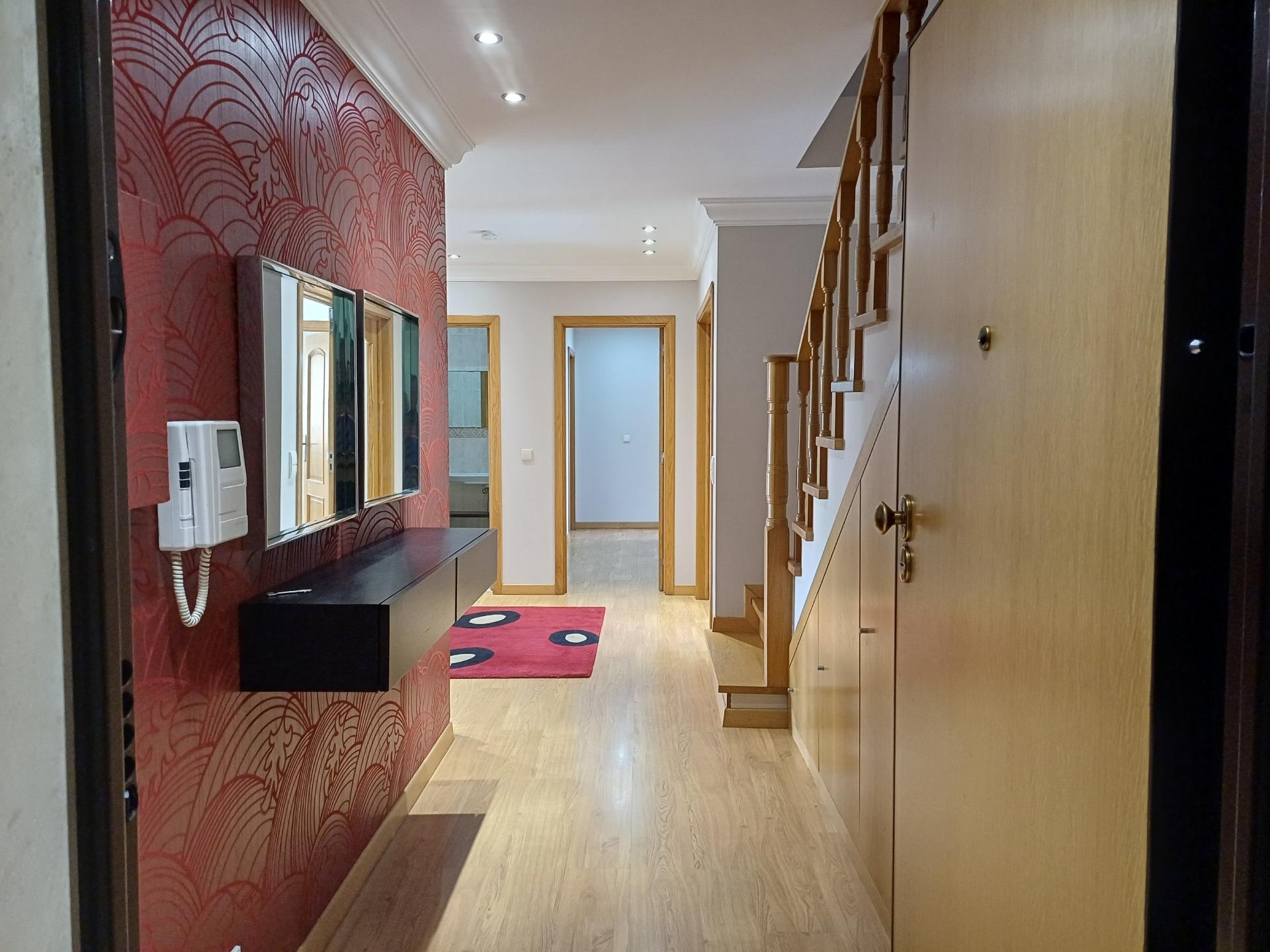 Apartamento Duplex com Duas Unidades Independentes e Garagem para 2 Viaturas - Pimenteiras