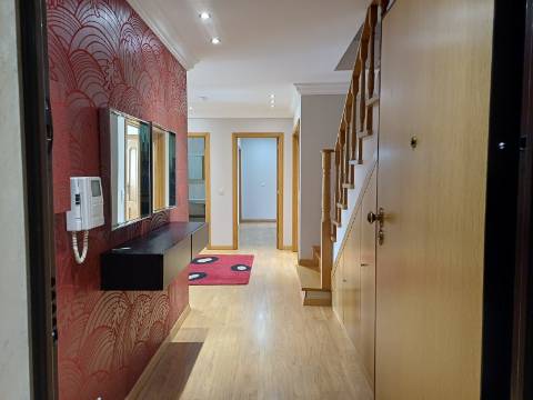 Apartamento Duplex com Duas Unidades Independentes e Garagem para 2 Viaturas - Pimenteiras