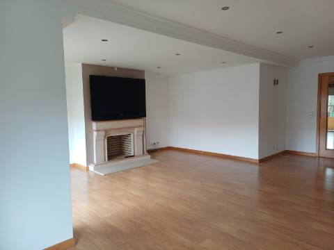 Apartamento Duplex com Duas Unidades Independentes e Garagem para 2 Viaturas - Pimenteiras