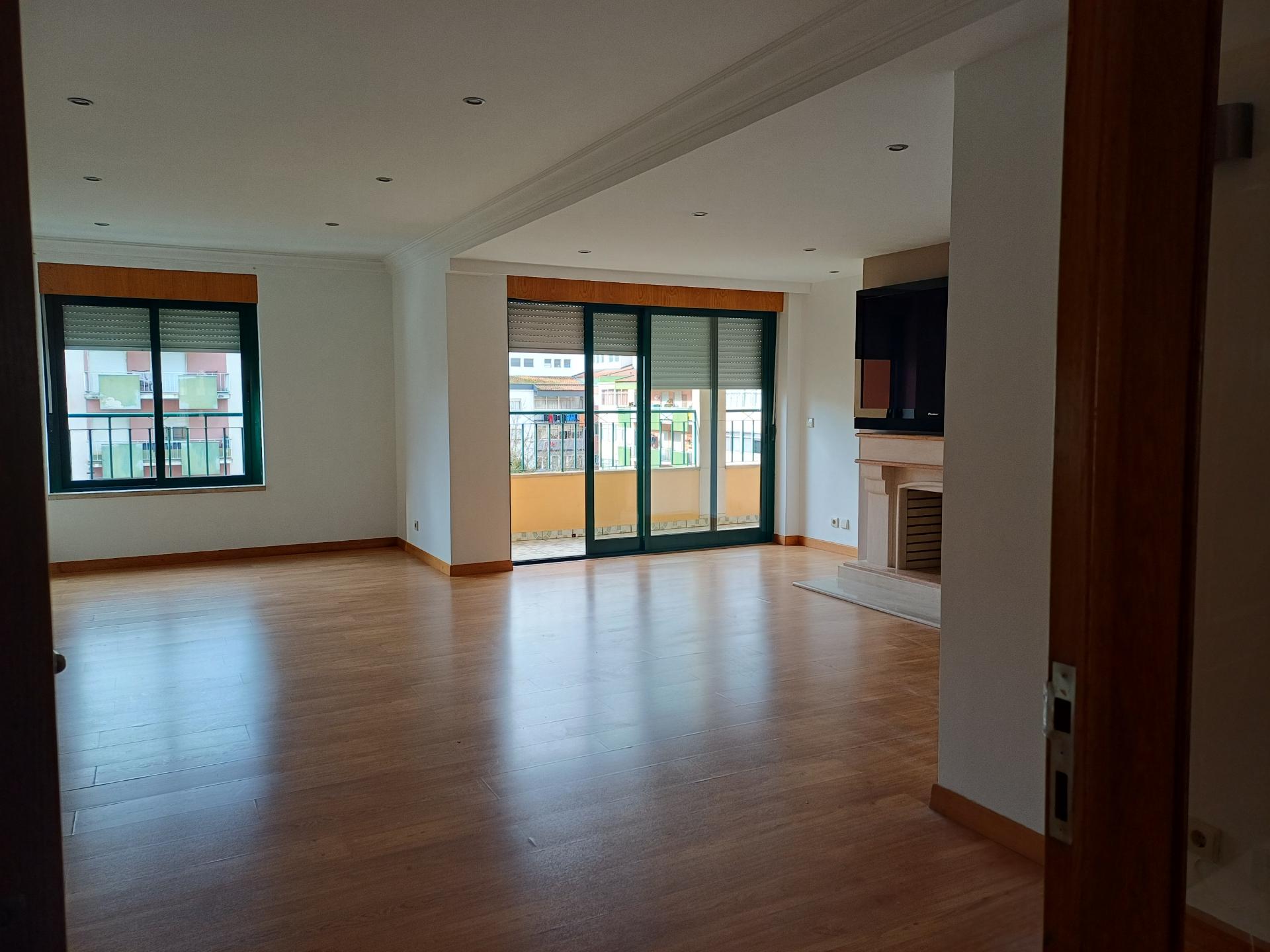 Apartamento Duplex com Duas Unidades Independentes e Garagem para 2 Viaturas - Pimenteiras