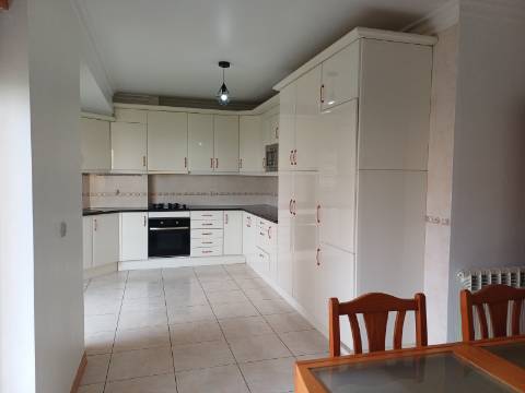 Apartamento Duplex com Duas Unidades Independentes e Garagem para 2 Viaturas - Pimenteiras