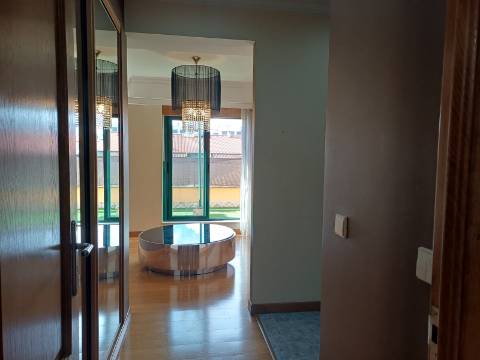 Apartamento Duplex com Duas Unidades Independentes e Garagem para 2 Viaturas - Pimenteiras