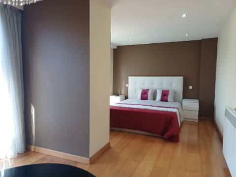 Apartamento Duplex com Duas Unidades Independentes e Garagem para 2 Viaturas - Pimenteiras