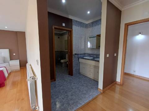 Apartamento Duplex com Duas Unidades Independentes e Garagem para 2 Viaturas - Pimenteiras