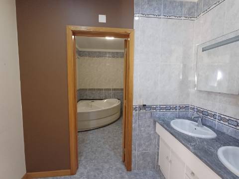 Apartamento Duplex com Duas Unidades Independentes e Garagem para 2 Viaturas - Pimenteiras