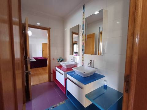 Apartamento Duplex com Duas Unidades Independentes e Garagem para 2 Viaturas - Pimenteiras