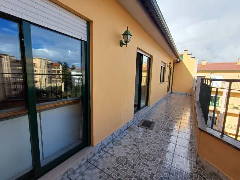 Apartamento Duplex com Duas Unidades Independentes e Garagem para 2 Viaturas - Pimenteiras