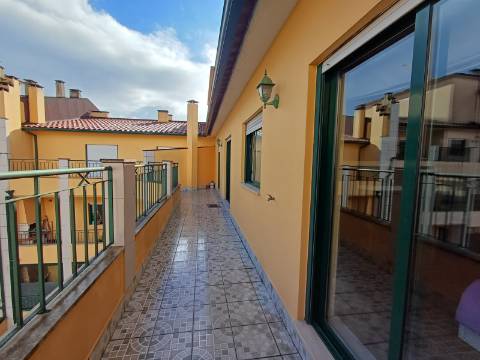 Apartamento Duplex com Duas Unidades Independentes e Garagem para 2 Viaturas - Pimenteiras