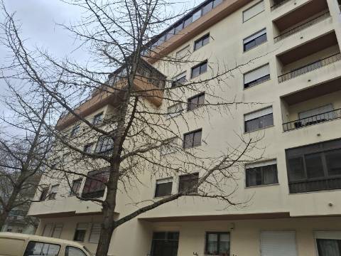 Ótimo apartamento T1 com varanda e arrecadação no Cacém