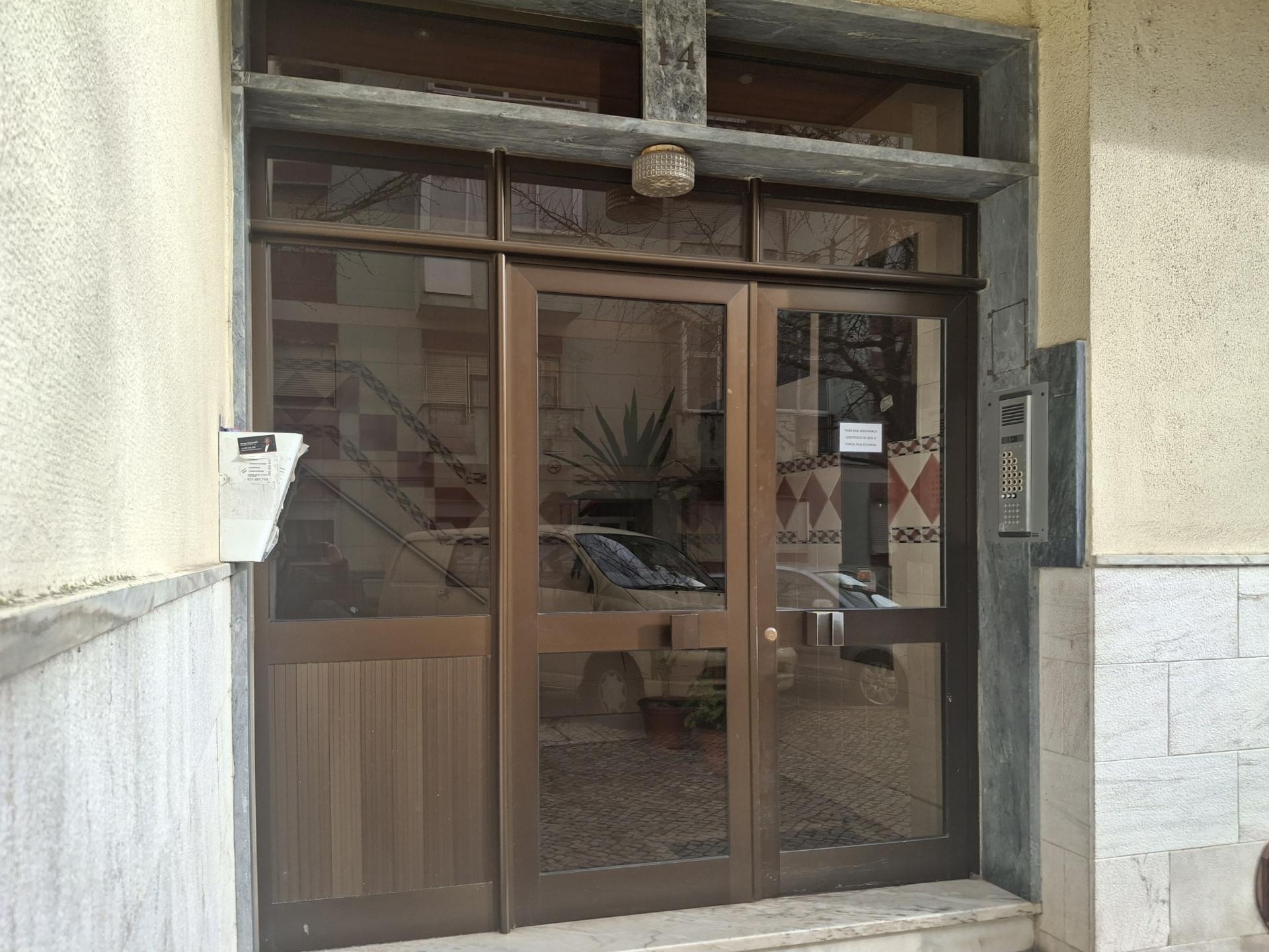 Ótimo apartamento T1 com varanda e arrecadação no Cacém