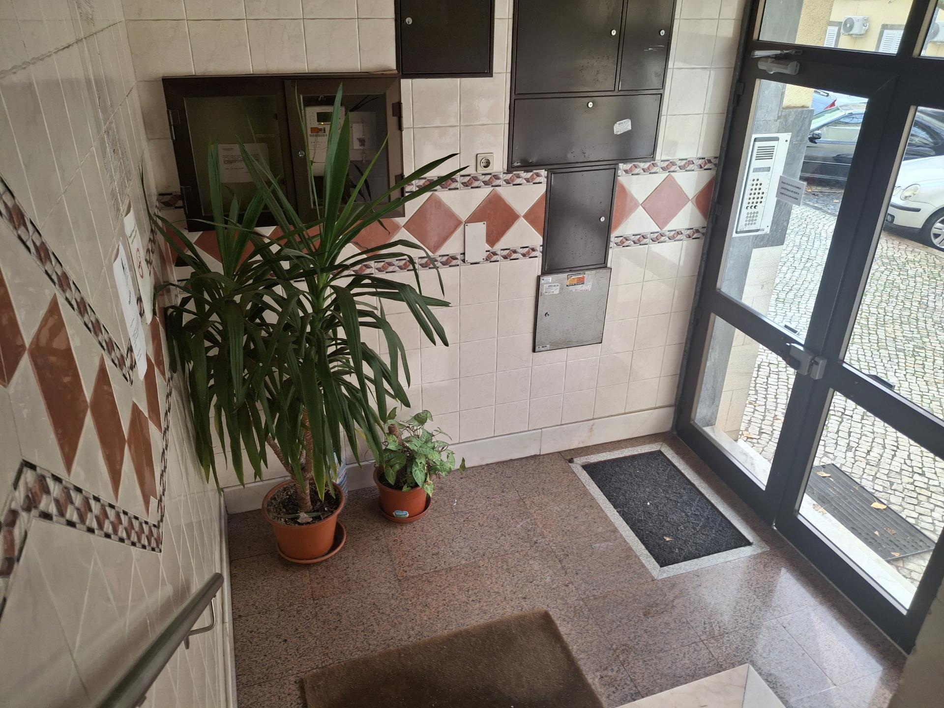 Ótimo apartamento T1 com varanda e arrecadação no Cacém