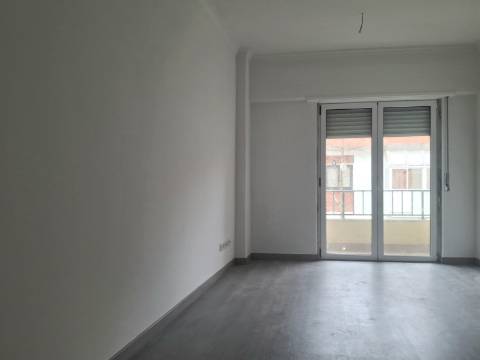 Ótimo apartamento T1 com varanda e arrecadação no Cacém