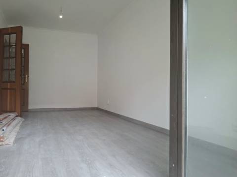 Ótimo apartamento T1 com varanda e arrecadação no Cacém