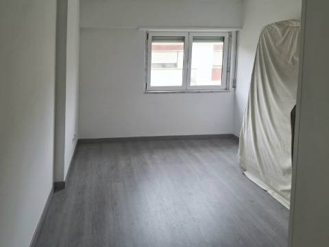 Ótimo apartamento T1 com varanda e arrecadação no Cacém