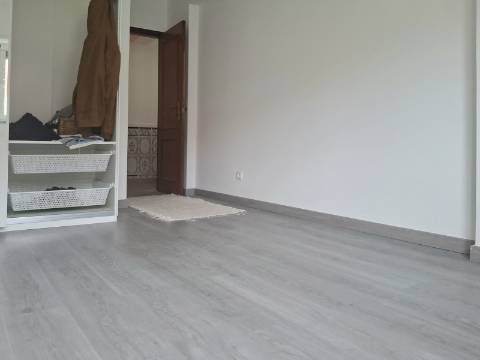 Ótimo apartamento T1 com varanda e arrecadação no Cacém