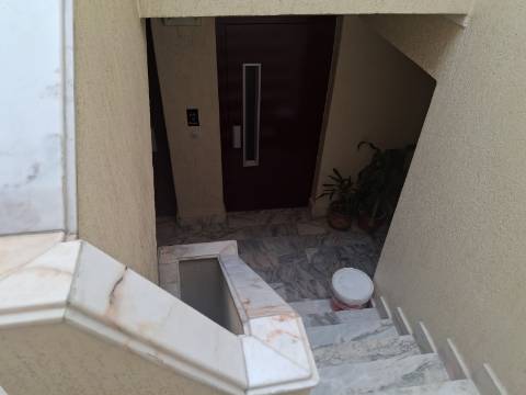 Ótimo apartamento T1 com varanda e arrecadação no Cacém