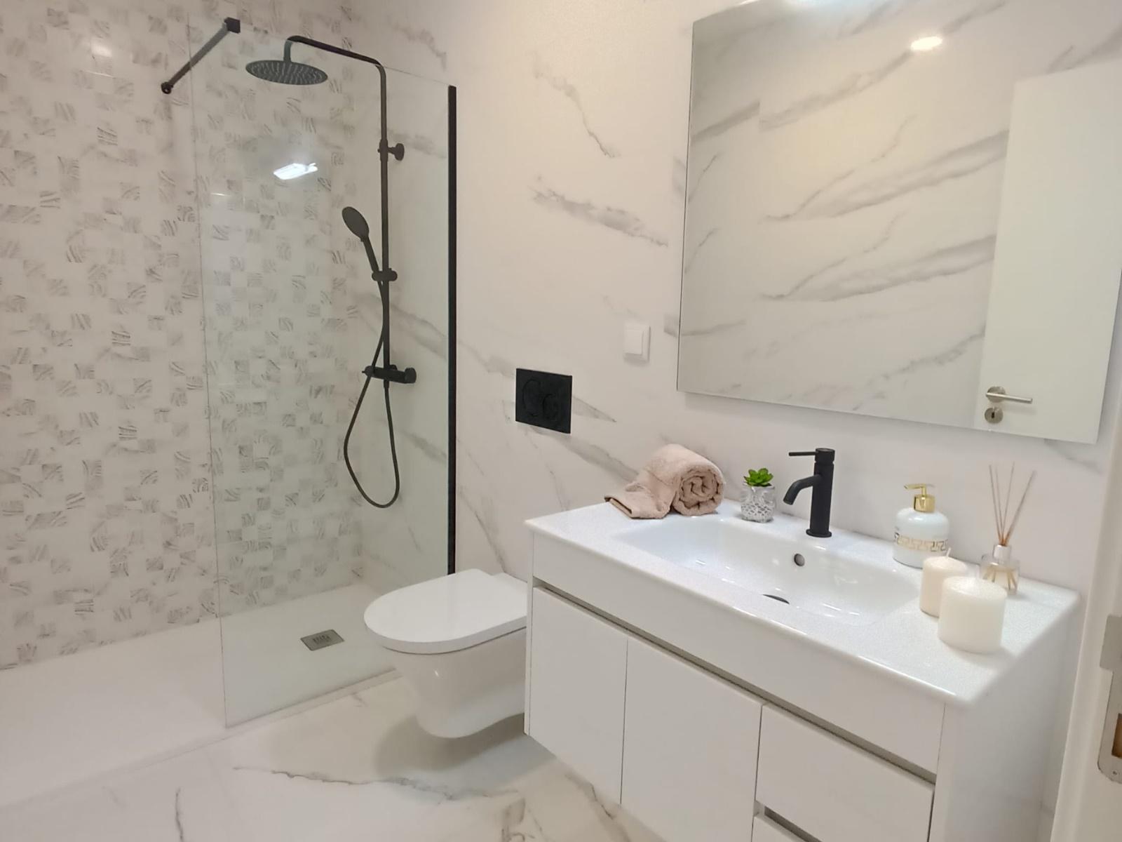 São Domingos de Benfica | T2 com suíte, closet e varanda | Totalmente remodelado