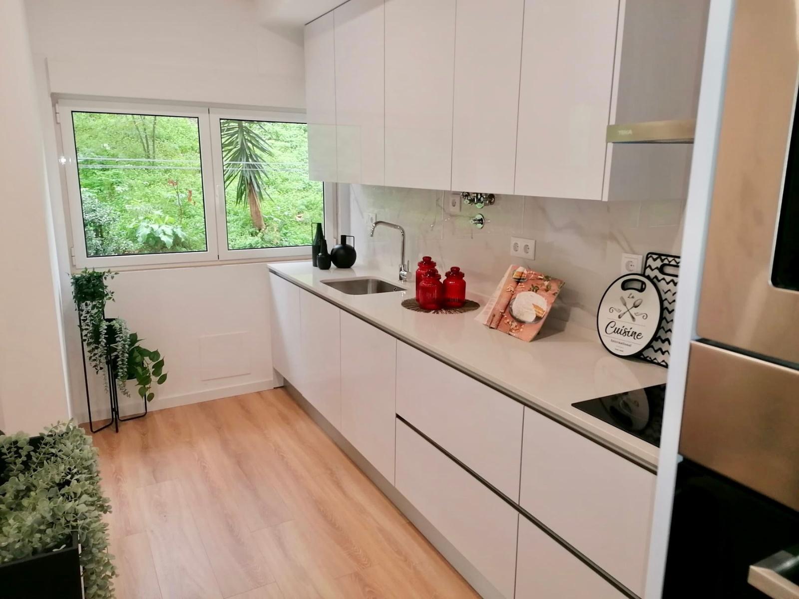 Benfica | T2 com suíte + arrecadação com 27m² | Prédio com obras realizadas