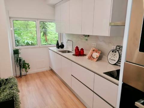 Benfica | T2 com suíte + arrecadação com 27m² | Prédio com obras realizadas