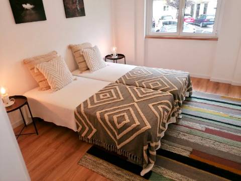 Benfica | T2 com suíte + arrecadação com 27m² | Prédio com obras realizadas