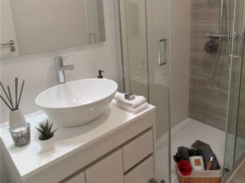 Benfica | T2 com suíte + arrecadação com 27m² | Prédio com obras realizadas