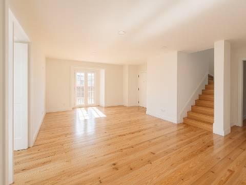 Belíssimo T2 Duplex, totalmente renovado, com vista deslumbrante sobre o Rio Tejo