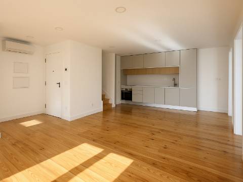 Belíssimo T2 Duplex, totalmente renovado, com vista deslumbrante sobre o Rio Tejo