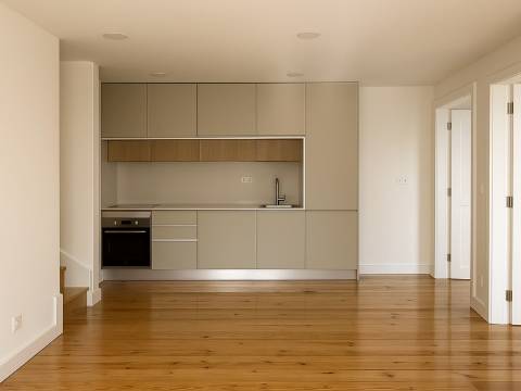 Belíssimo T2 Duplex, totalmente renovado, com vista deslumbrante sobre o Rio Tejo