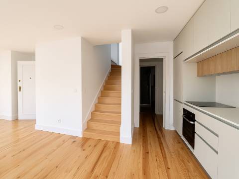 Belíssimo T2 Duplex, totalmente renovado, com vista deslumbrante sobre o Rio Tejo