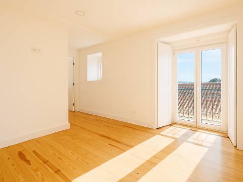 Belíssimo T2 Duplex, totalmente renovado, com vista deslumbrante sobre o Rio Tejo