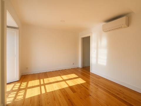 Belíssimo T2 Duplex, totalmente renovado, com vista deslumbrante sobre o Rio Tejo