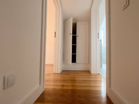 Belíssimo T2 Duplex, totalmente renovado, com vista deslumbrante sobre o Rio Tejo