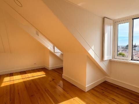 Belíssimo T2 Duplex, totalmente renovado, com vista deslumbrante sobre o Rio Tejo