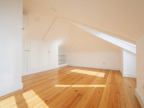 Belíssimo T2 Duplex, totalmente renovado, com vista deslumbrante sobre o Rio Tejo