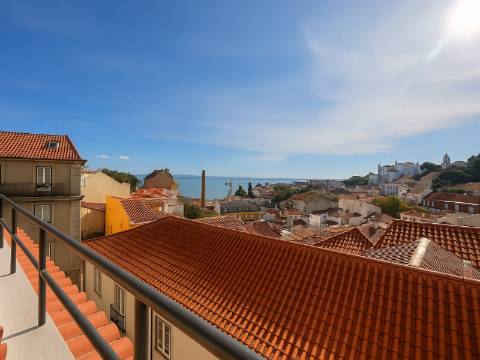 Belíssimo T2 Duplex, totalmente renovado, com vista deslumbrante sobre o Rio Tejo