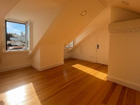 Belíssimo T2 Duplex, totalmente renovado, com vista deslumbrante sobre o Rio Tejo