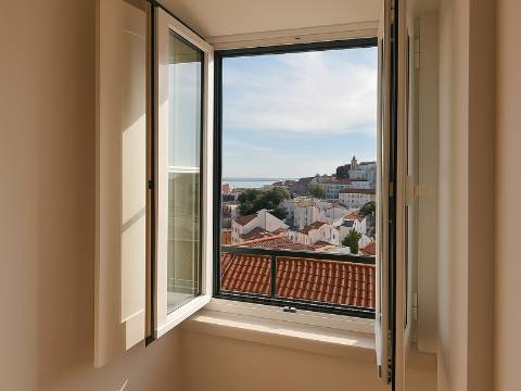 Belíssimo T2 Duplex, totalmente renovado, com vista deslumbrante sobre o Rio Tejo