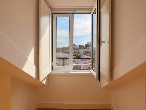 Belíssimo T2 Duplex, totalmente renovado, com vista deslumbrante sobre o Rio Tejo