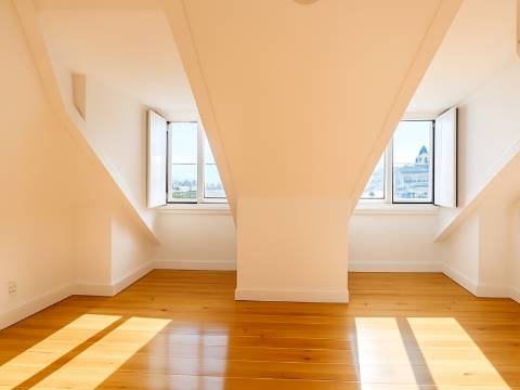 Belíssimo T2 Duplex, totalmente renovado, com vista deslumbrante sobre o Rio Tejo