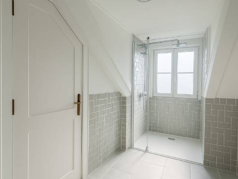 Belíssimo T2 Duplex, totalmente renovado, com vista deslumbrante sobre o Rio Tejo