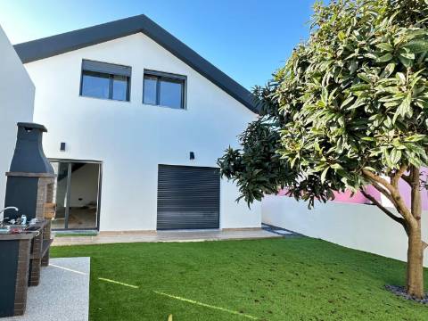 Moradia independente na Quinta da Queimada - Corroios