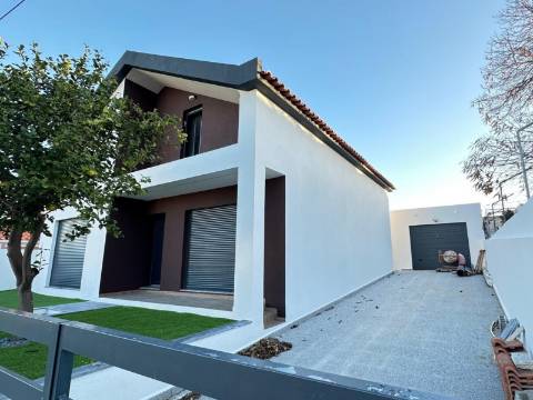 Moradia independente na Quinta da Queimada - Corroios