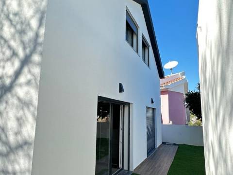 Moradia independente na Quinta da Queimada - Corroios