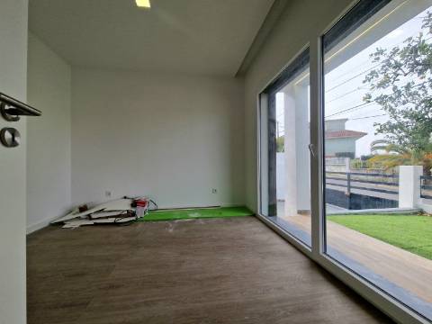 Moradia independente na Quinta da Queimada - Corroios