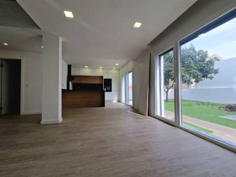 Moradia independente na Quinta da Queimada - Corroios