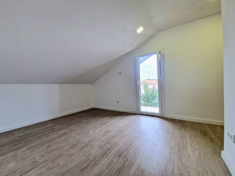 Moradia independente na Quinta da Queimada - Corroios